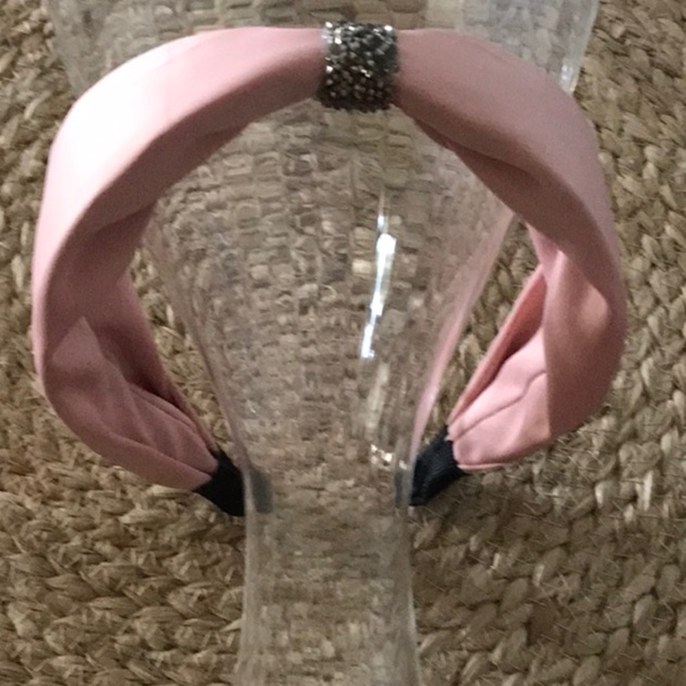 HEADBAND FOR ADULT COLOR IS CHAMPAGNE